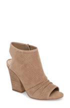 Women's Vince Camuto Kentvi Sandal .5 M - Beige