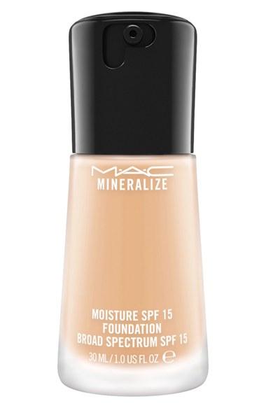 Mac Mineralize Moisture Foundation Broad Spectrum Spf 15 Oz - Nc 20