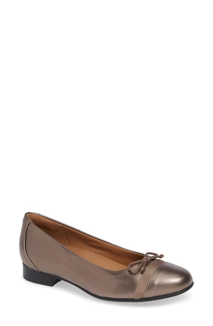 Women's Clarks Un Blush Cap Toe Flat M - Metallic