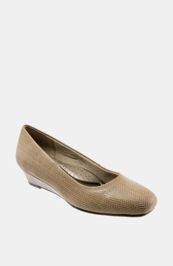 Women's Trotters 'lauren' Pump .5 M - Beige