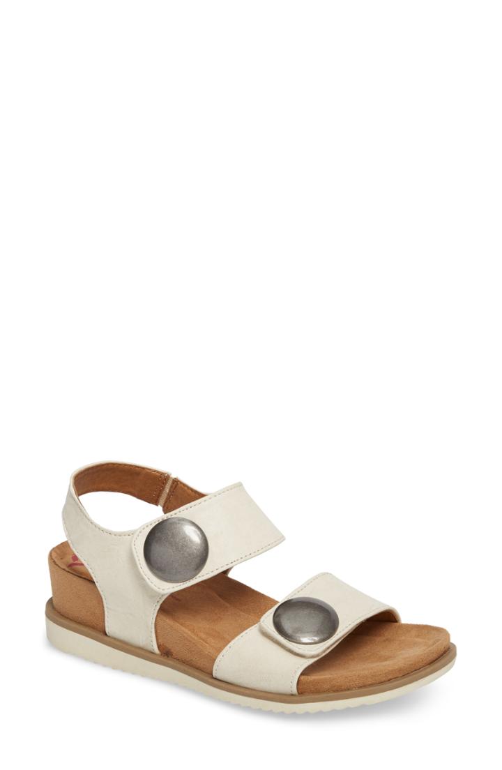 Women's Comfortiva Pamela Ii Sandal .5 M - White