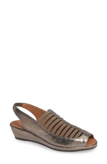 Women's Gentle Souls By Kenneth Cole 'lee' Sandal .5 M - Metallic