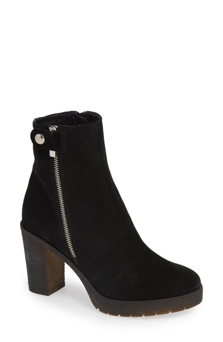 Women's Amalfi By Rangoni Lupetto Side Zip Bootie .5 M - Black