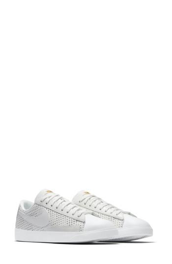 Women's Nike Blazer Low Top Sneaker Se