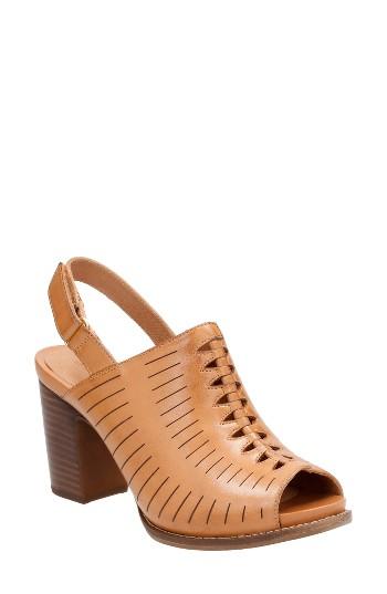 Women's Clarks Briatta Key Sandal M - Brown