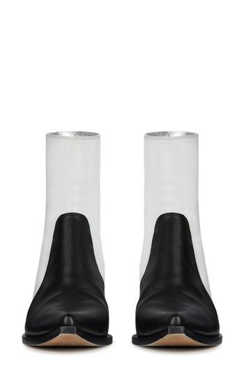 Women's Givenchy Pointy Toe Ankle Boot Us / 39eu - White