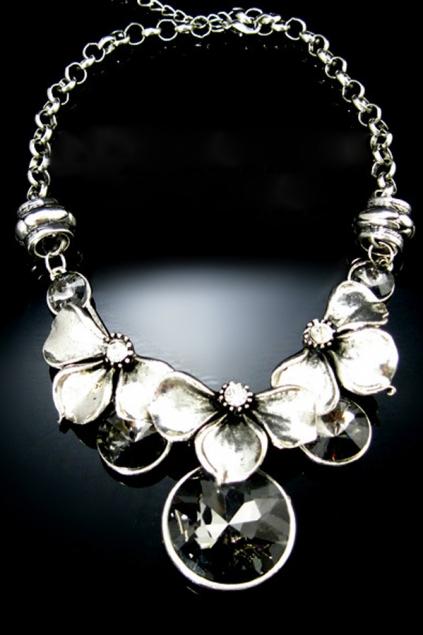 Oasap Retro Diamante Flower Detail Necklace