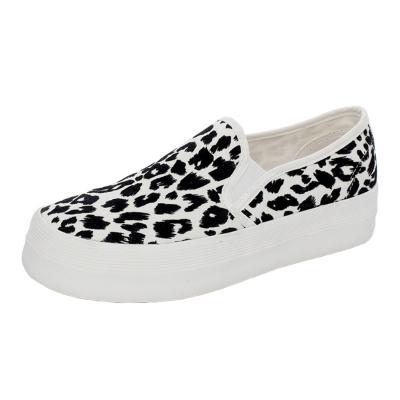 Oasap Round Toe Slip-on Leopard Canvas Shoes
