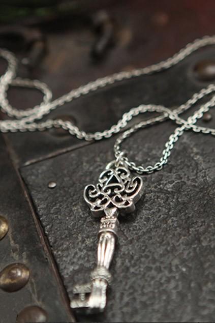 Oasap Manual Subtle Silver Key Necklace