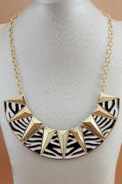 Oasap Pyramid Shaped Chain Necklace