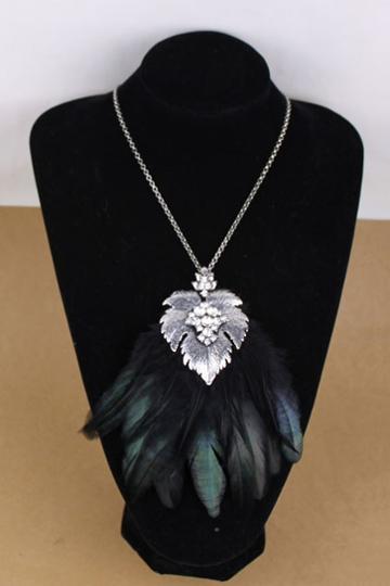 Oasap Feather Embellished Leaf Shaped Pendant Necklace