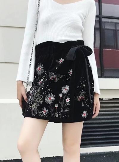 Oasap High Waist Floral Embroidery Rivet Decoration Shorts