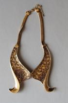 Oasap Floral Curved Curled Necklace