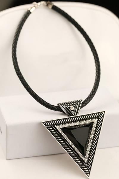 Oasap Bold Triangle Choker