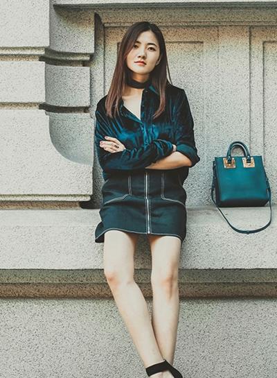Oasap Loose V Neck Velvet Shirt