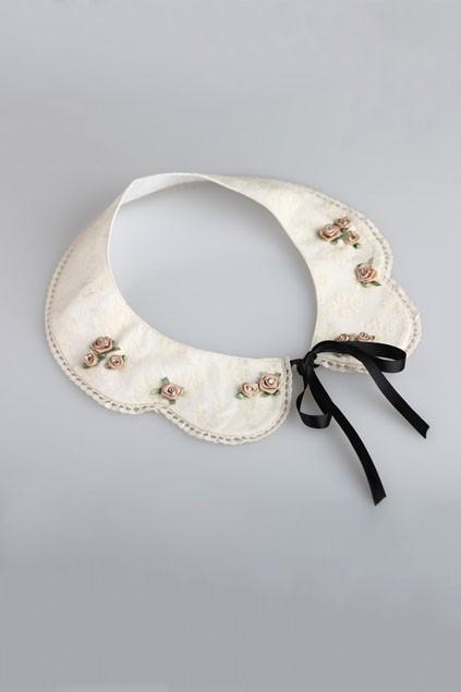 Oasap Structured Rose Peter Pan Collar Necklace With Rhinestone Embellishment