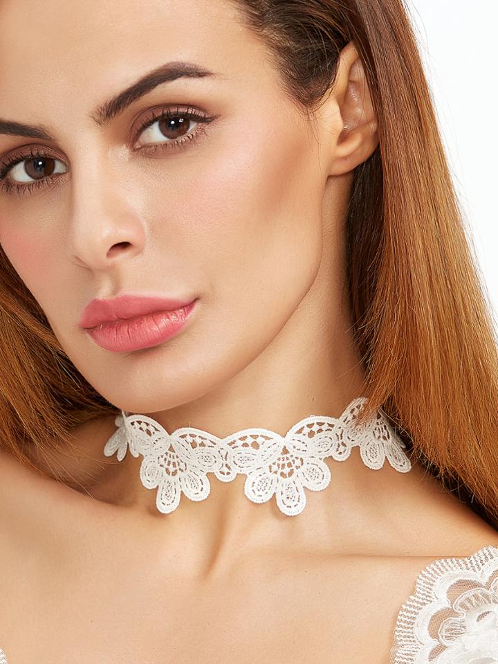 Romwe White Scalloped Hollow Out Lace Choker Necklace