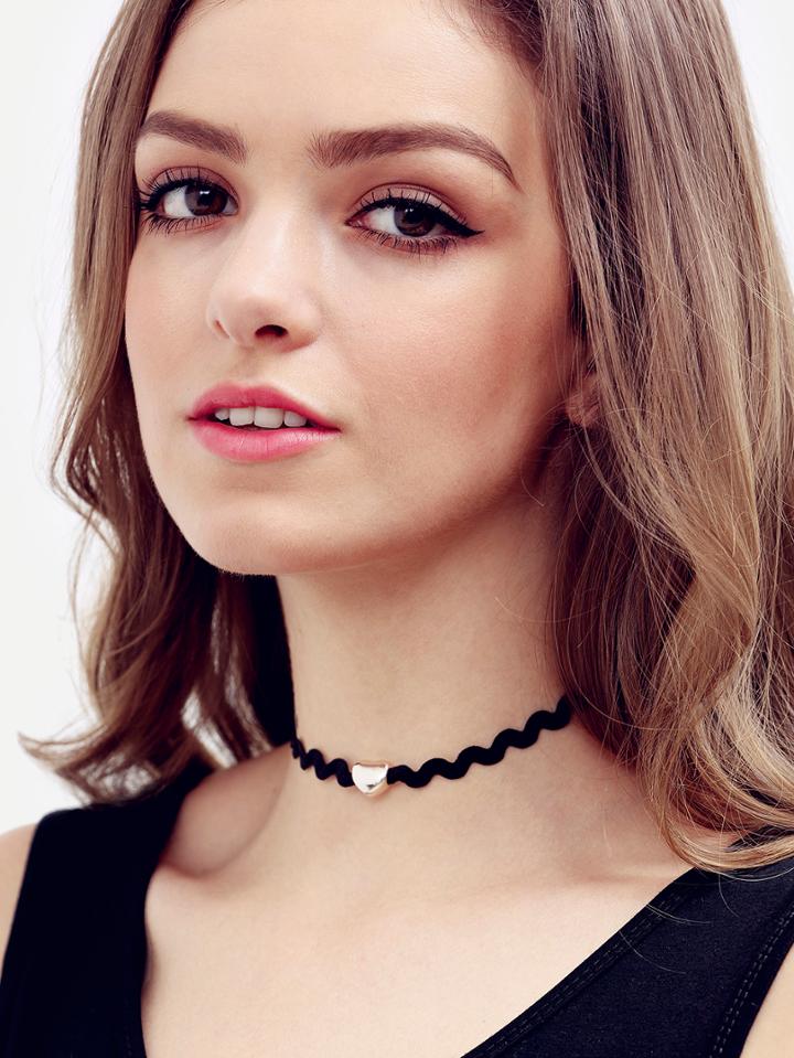 Romwe Black Heart Shaped Pendant Wavy Lace Choker
