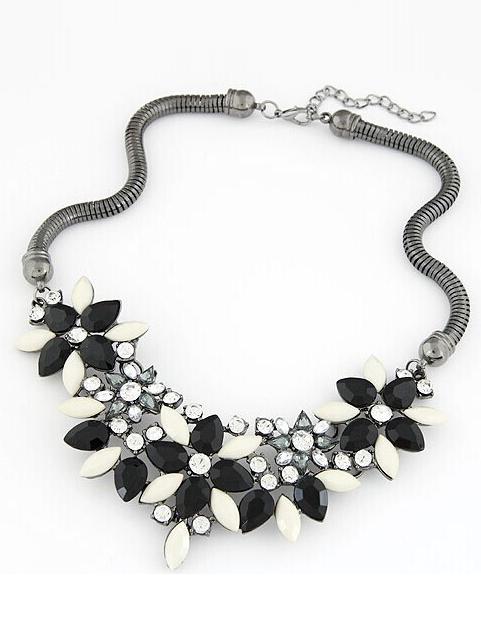 Romwe Black Gemstone Flower Shaped Necklace