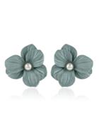 Romwe Faux Pearl Detail Flower Stud Earrings