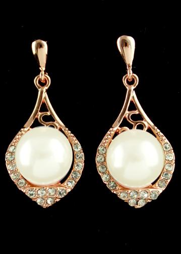Romwe Gold Pearls Drop Earrings