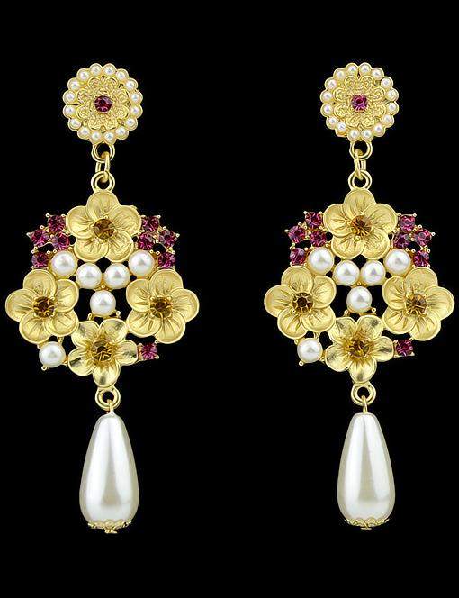 Romwe Gold Pearls Flower Earrings