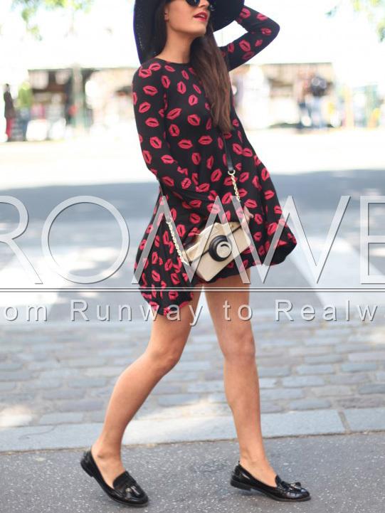Romwe Black Crew Neck Lipstick Print Shift Dress