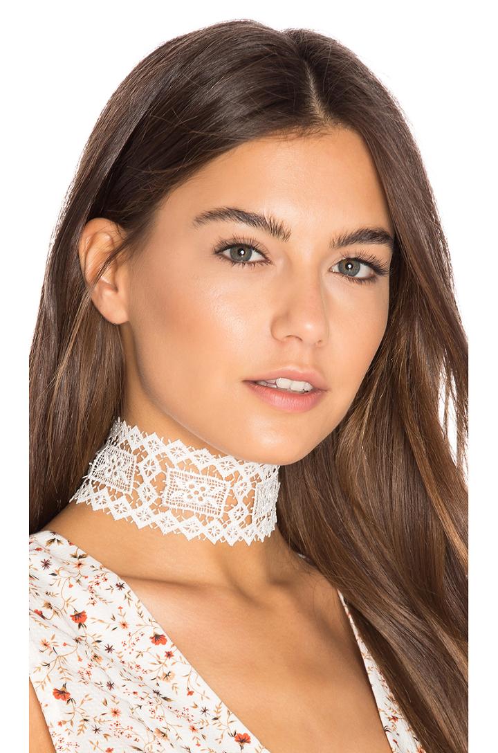 Dolly Choker
