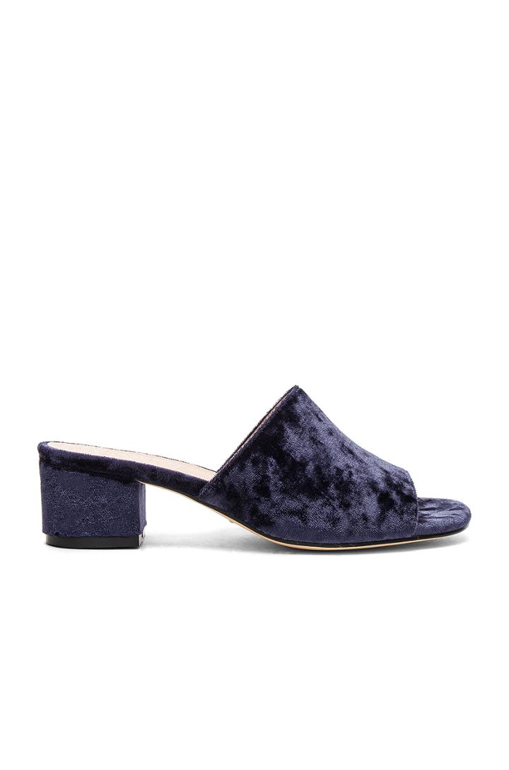 X Revolve Cara