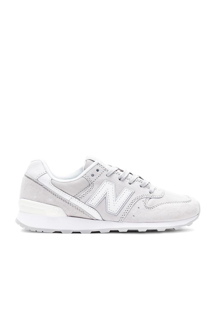696 Sneaker