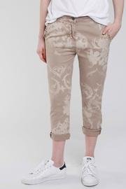  Scroll Print Ruffle Pocket Pant