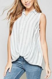  Sleeveless Knotted Shirt