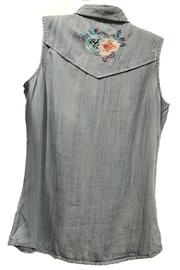  Embroidered Sleeveless Shirt