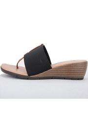  Nima Sandal