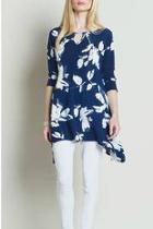  Floral Keyhole Tunic Top