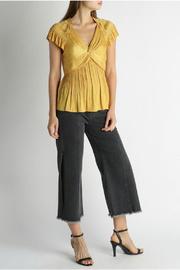  Front Twist Pleated Top
