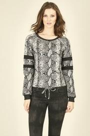  Snakeskin Printed Raglan Crewneck Toip