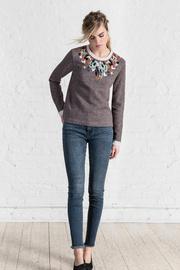  Embroidered Neck Sweatshirt