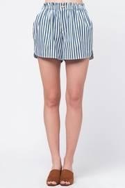  Striped Waist Band Detail Shorts
