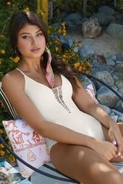  Victoria One Piece