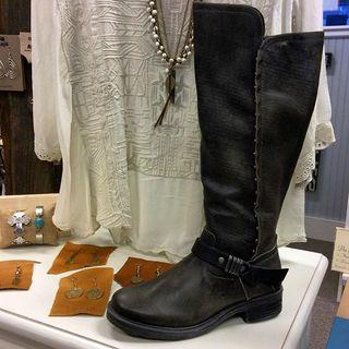  Black Boots