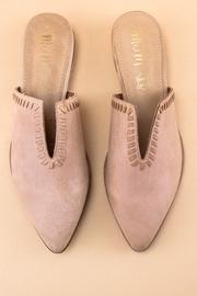  V-cut Pointed Mule