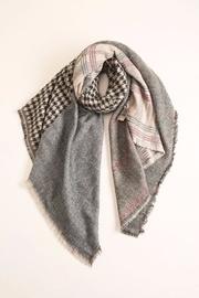  Houndstooth-checkered Scarf