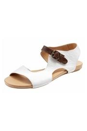  Bueno Kina Sandals