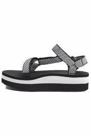  Flatform Universal Sandal
