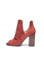  Lash Heel