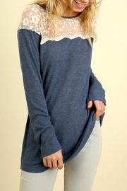  Lightweight Lace-neckline Top
