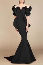  Strapless Structured Gown