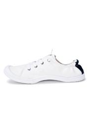 Hang Out Sneaker