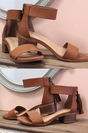  Briefly Tassel Sandals